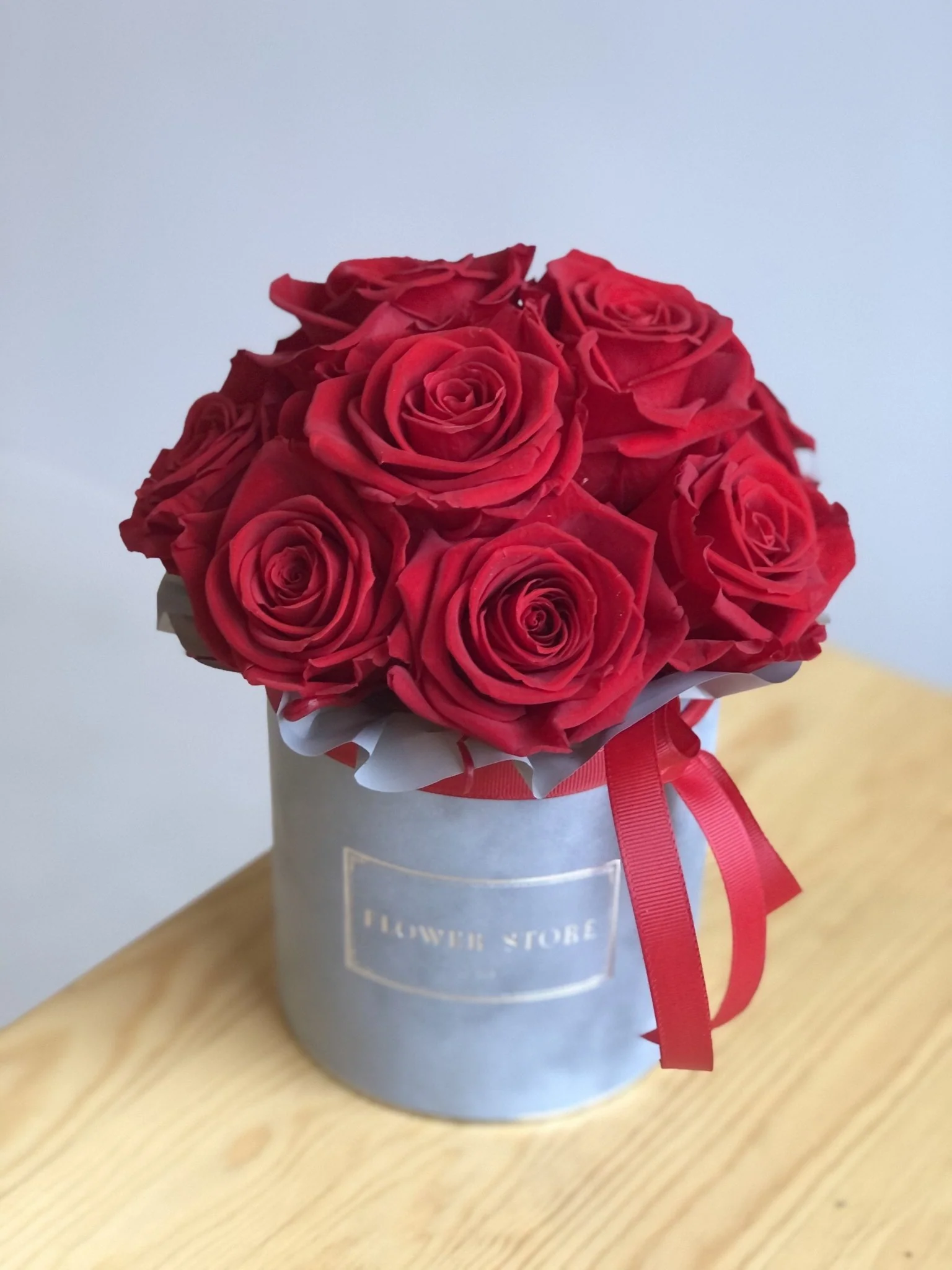 Szary Flowerbox z czerwonymi żywymi różami - Image 5